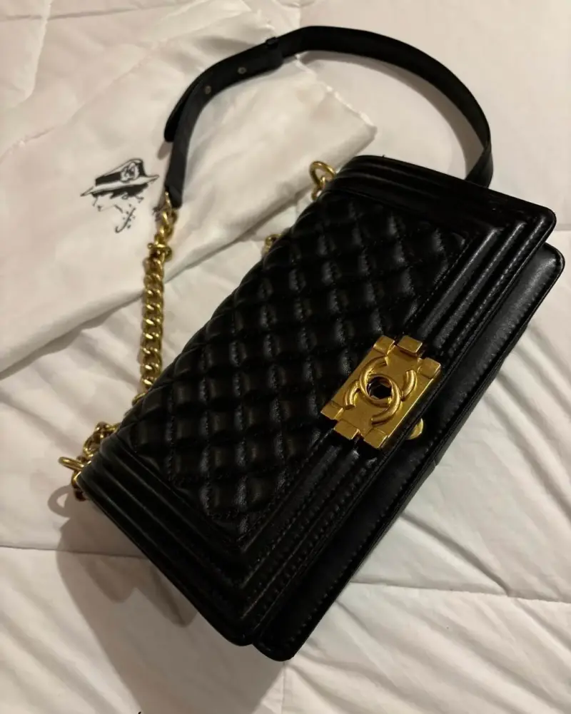 Cartera negra con cadena dorada - 1