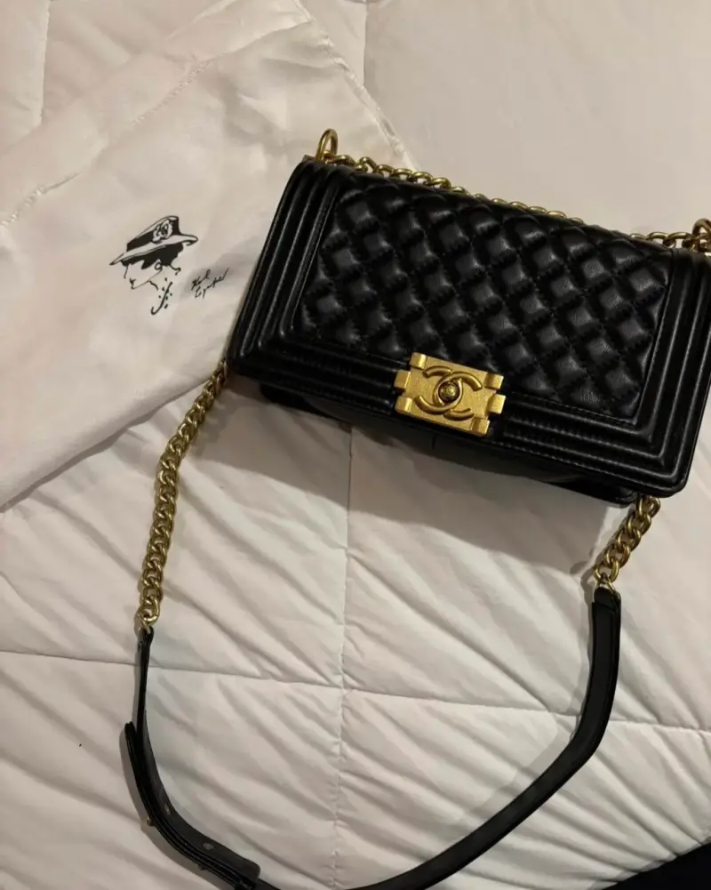 Cartera negra con cadena dorada - 2