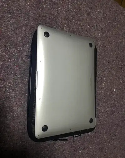 MacBook Air en buen estado - miniatura 2