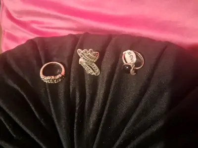 Tres anillos de plata elegantes diversos - miniatura 1