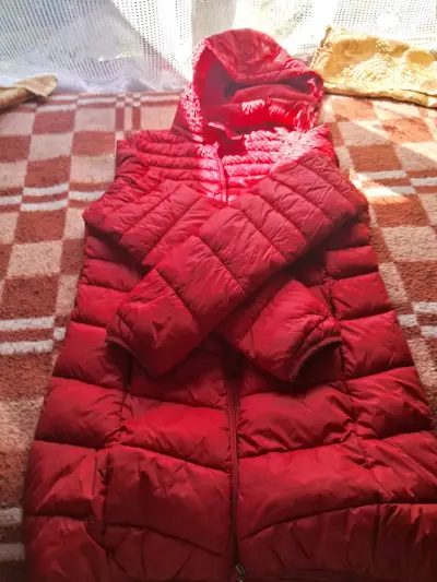 Chaqueta acolchada roja con capucha - miniatura 1