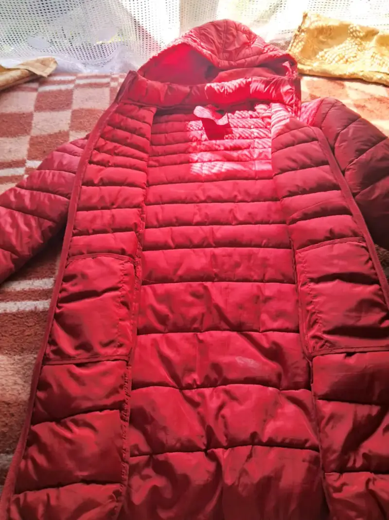 Chaqueta acolchada roja con capucha - 2