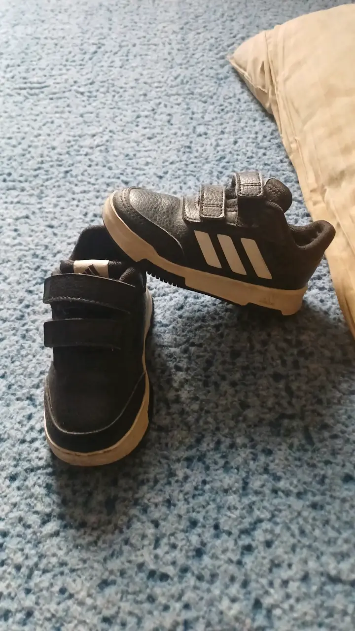Zapatillas negras con velcro marca Adidas