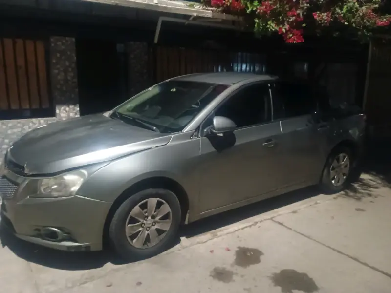 Auto sedán gris en buen estado - 1
