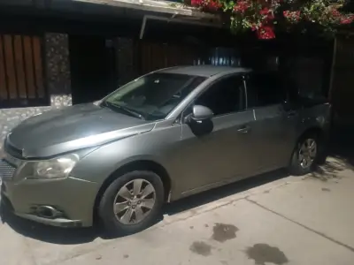 Auto sedán gris en buen estado - miniatura 1