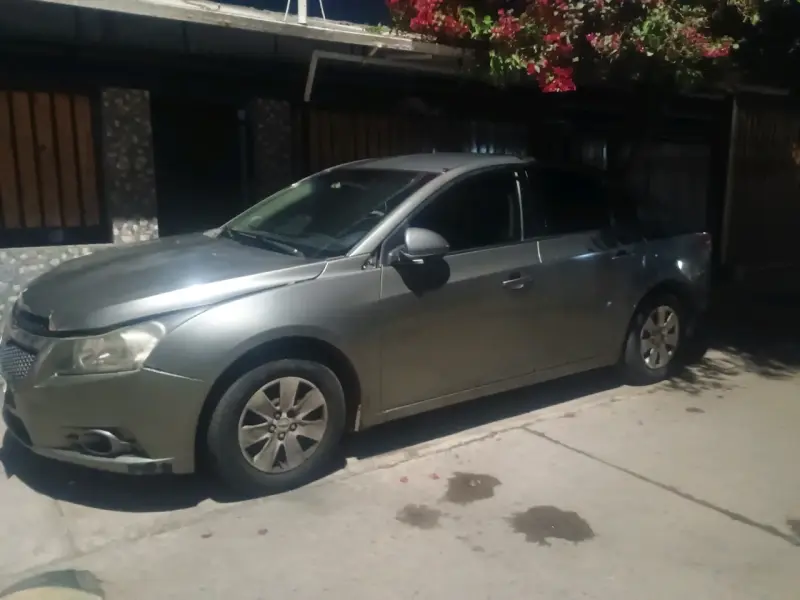 Auto sedán gris en buen estado - 2