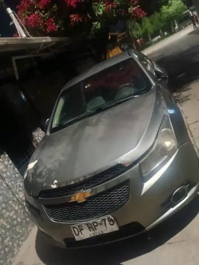 Auto sedán gris en buen estado - miniatura 3