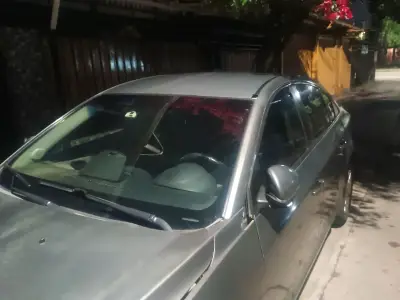 Auto sedán gris en buen estado - miniatura 4