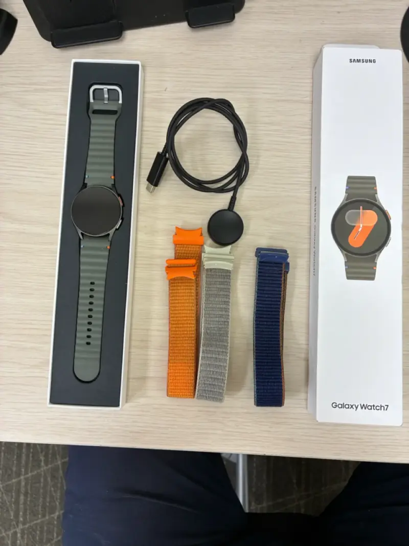 Samsung Galaxy Watch7 con accesorios - 1