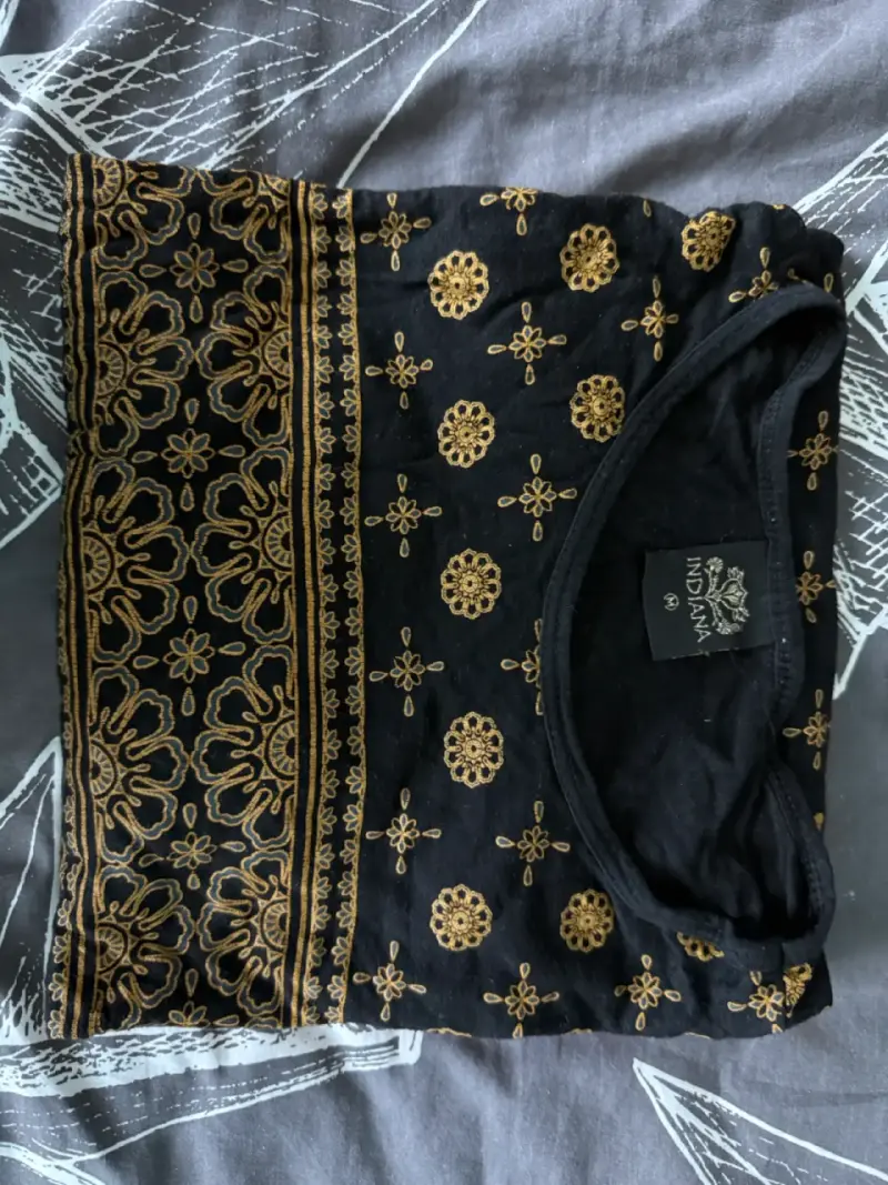 Polera negra con estampado dorado