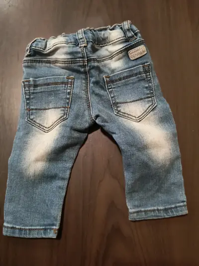 Jeans de bebé desgastados - miniatura 2