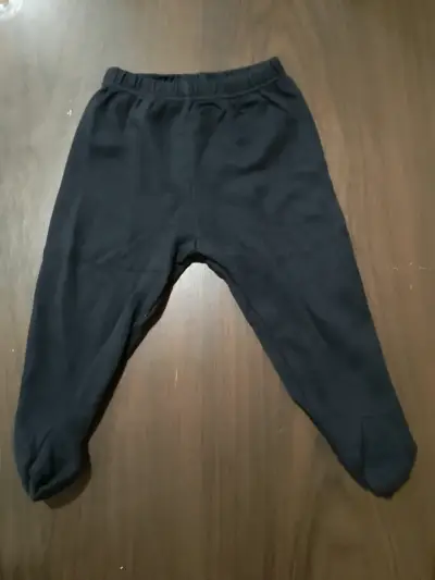 Pantalón de bebé negro con pies - miniatura 1