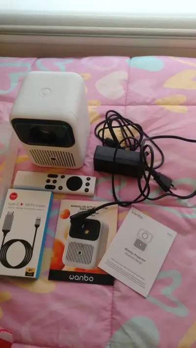 Proyector Wanbo con accesorios - miniatura 1