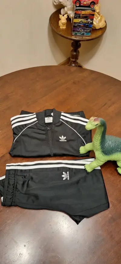 Conjunto deportivo negro Adidas con rayas - miniatura 2