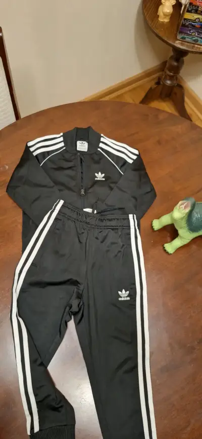Conjunto deportivo negro Adidas con rayas - miniatura 4