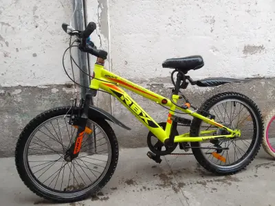 Bicicleta infantil Barbie rosada - miniatura 2