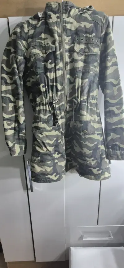 Abrigo camuflado con capucha - miniatura 1