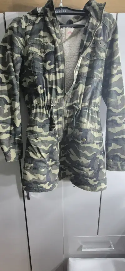 Abrigo camuflado con capucha - miniatura 2