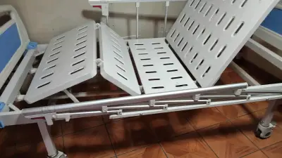Cama clínica ajustable blanca - miniatura 1