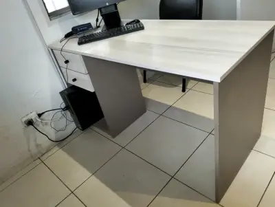 Escritorio melamina de 1.30x.0.70 MTS. - miniatura 1