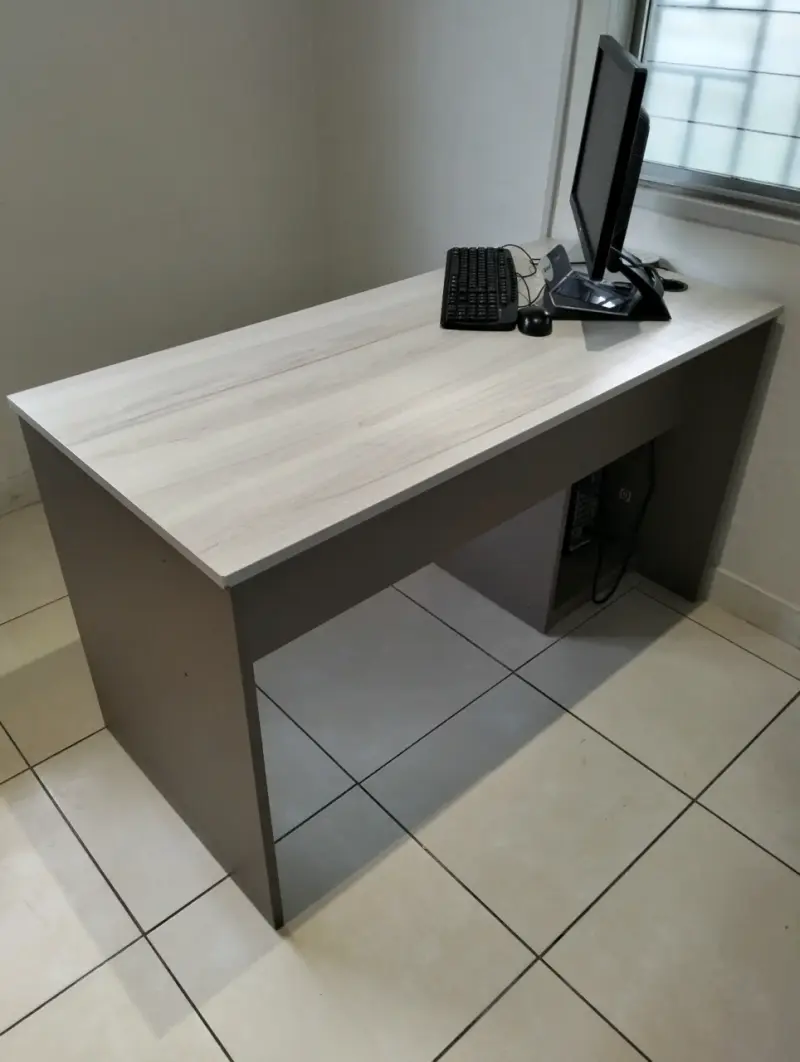 Escritorio melamina de 1.30x.0.70 MTS. - 2