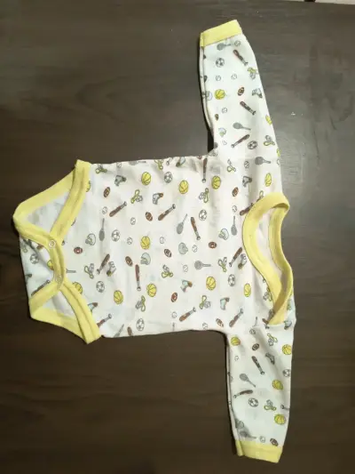 Body de bebé amarillo con deportes - miniatura 1