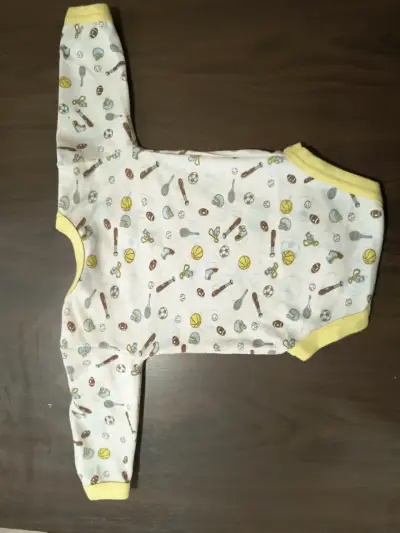 Body de bebé amarillo con deportes - miniatura 2