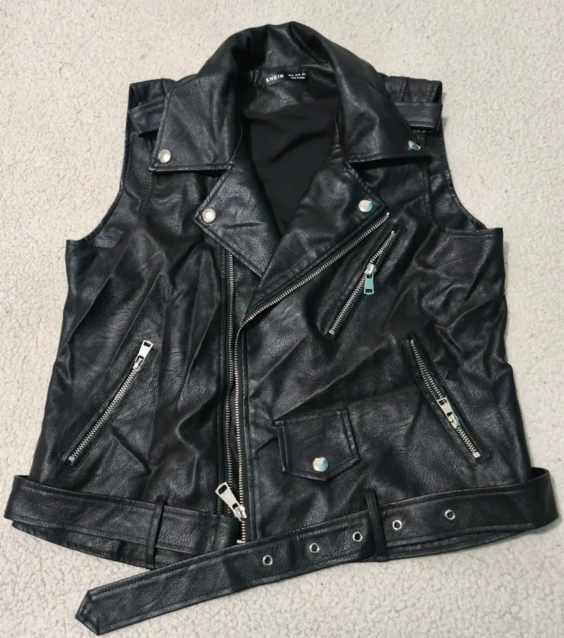 Chaleco de cuero estilo biker