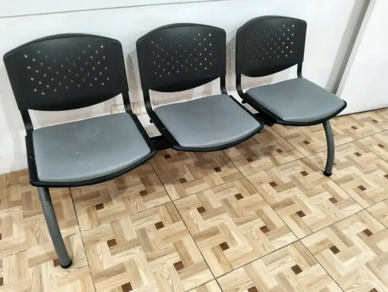 Silla de espera con tres asientos