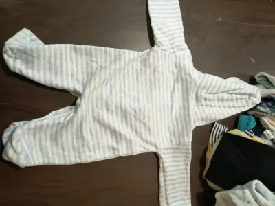 Pijama entero para bebé con capucha - miniatura 2