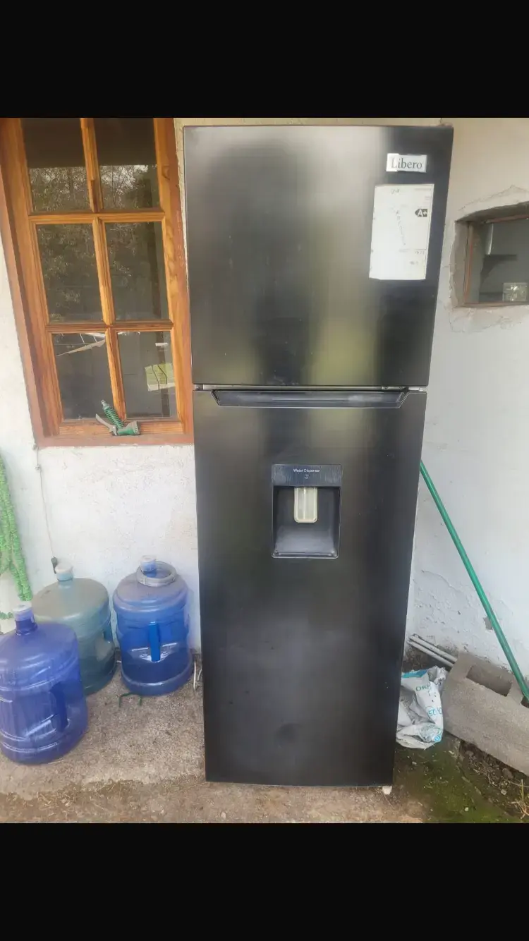 Refrigerador Libero negro con dispensador - 1
