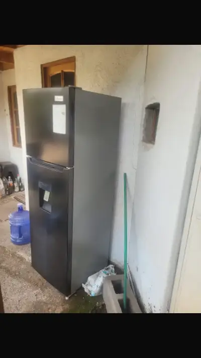 Refrigerador Libero negro con dispensador - miniatura 3