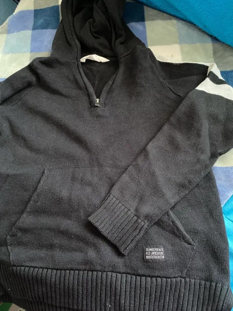 Polerón negro con capucha H&M - 1