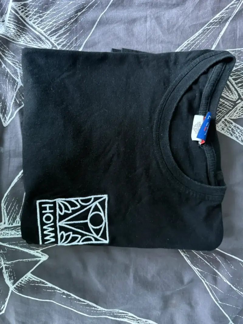 Polera negra con logo HOWM - 1