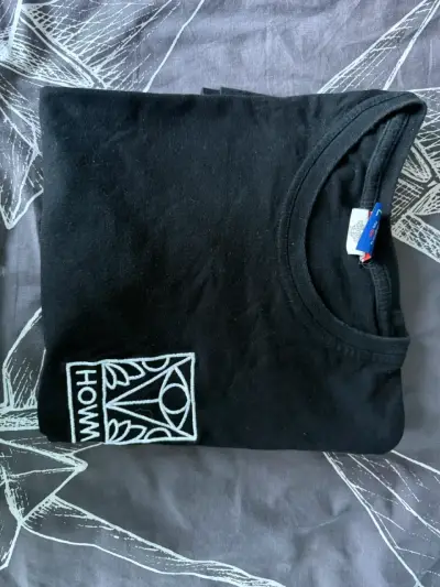 Polera negra con logo HOWM - miniatura 1
