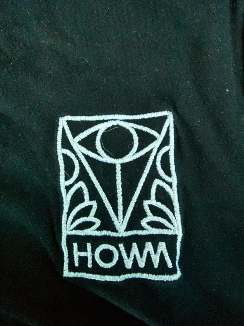 Polera negra con logo HOWM - 2