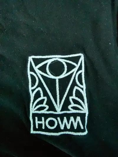 Polera negra con logo HOWM - miniatura 2