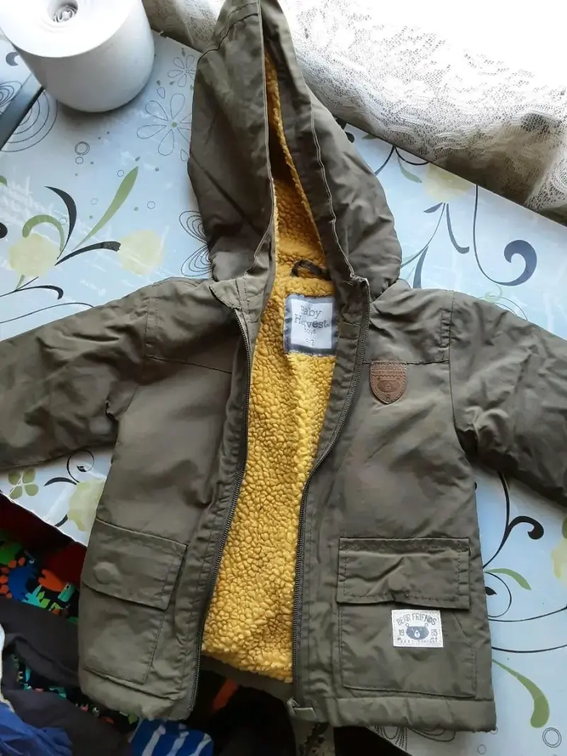 Chaqueta con capucha talla 9 meses.