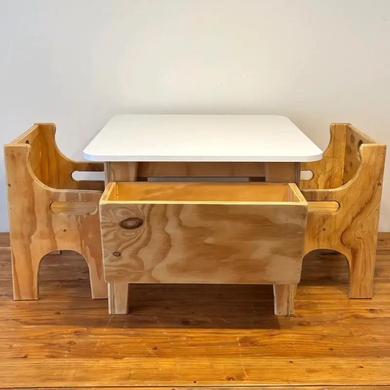 Juego de mesa y sillas de madera - 1
