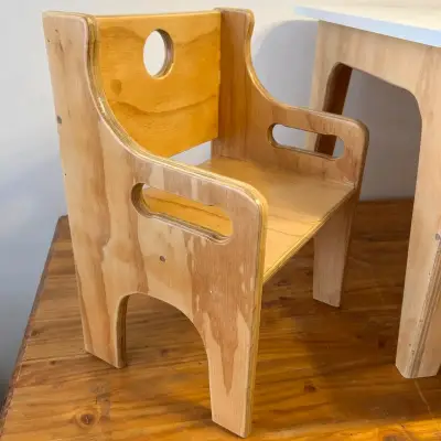 Juego de mesa y sillas de madera - miniatura 4