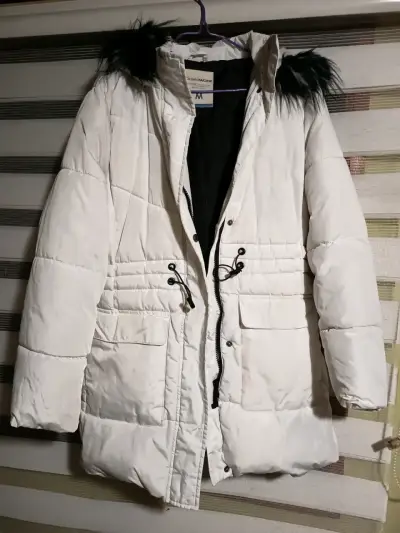 Parka blanca con capucha peluda - miniatura 1