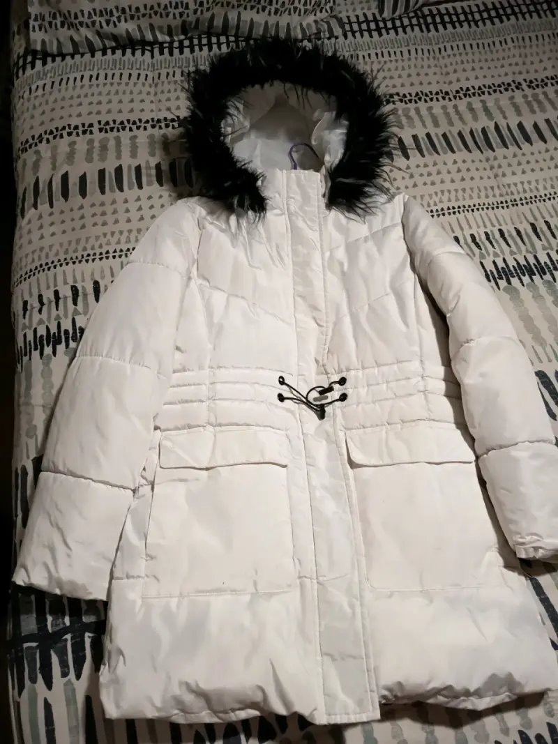 Parka blanca con capucha peluda - 2
