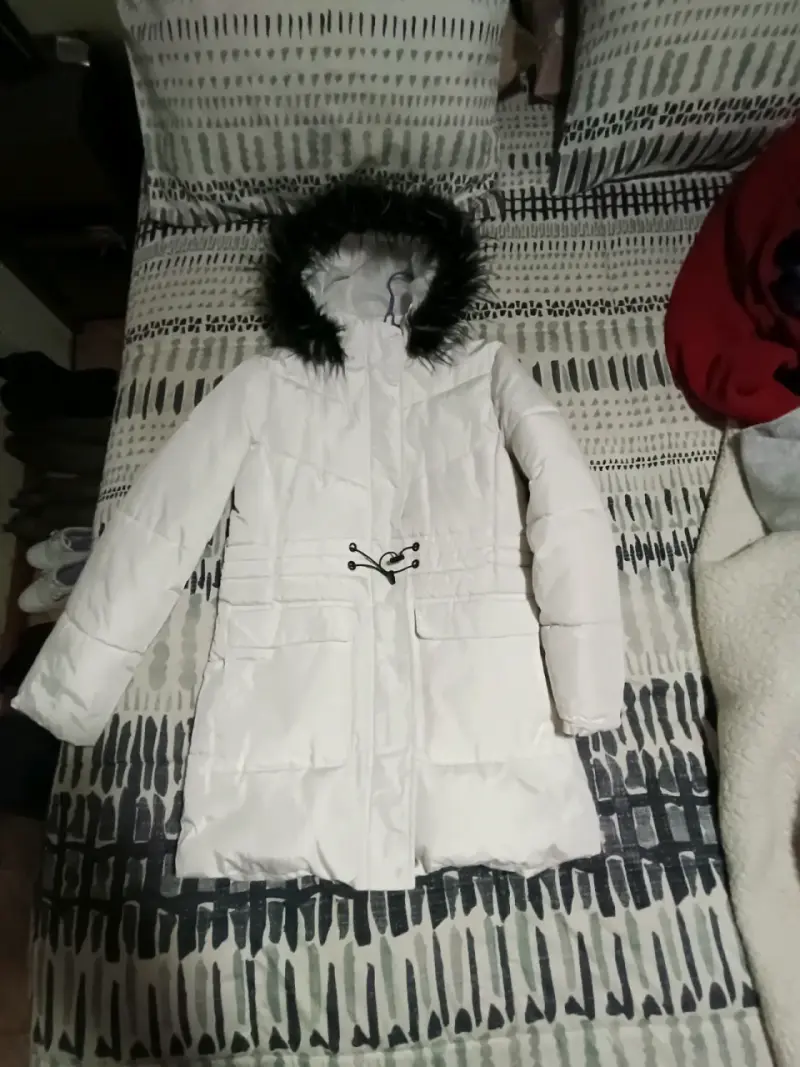 Parka blanca con capucha peluda - 3