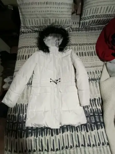 Parka blanca con capucha peluda - miniatura 3