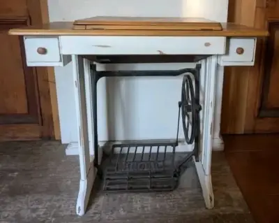 Mueble  de máquina de coser - miniatura 2
