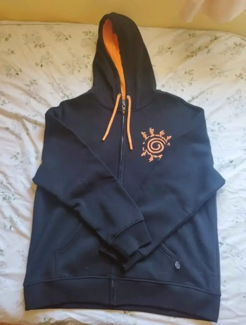 Polerón con capucha y diseño