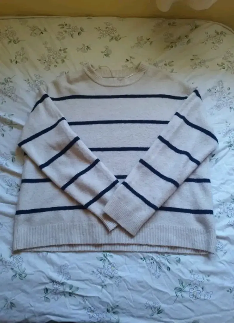 Suéter de rayas beige y azul