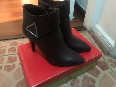 Botines de mujer vinotinto con taco - miniatura 1