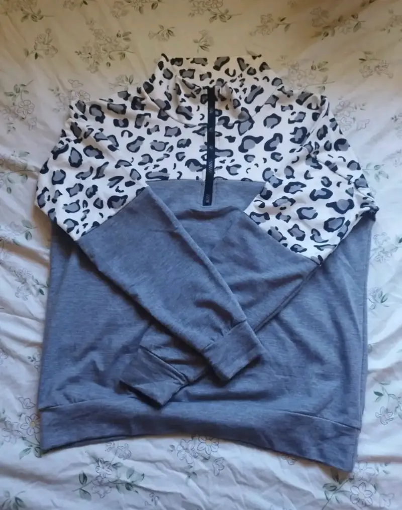 Polerón gris con estampado animal