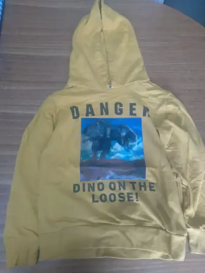 Polerón amarillo con capucha y diseño de dinosaurio - miniatura 1